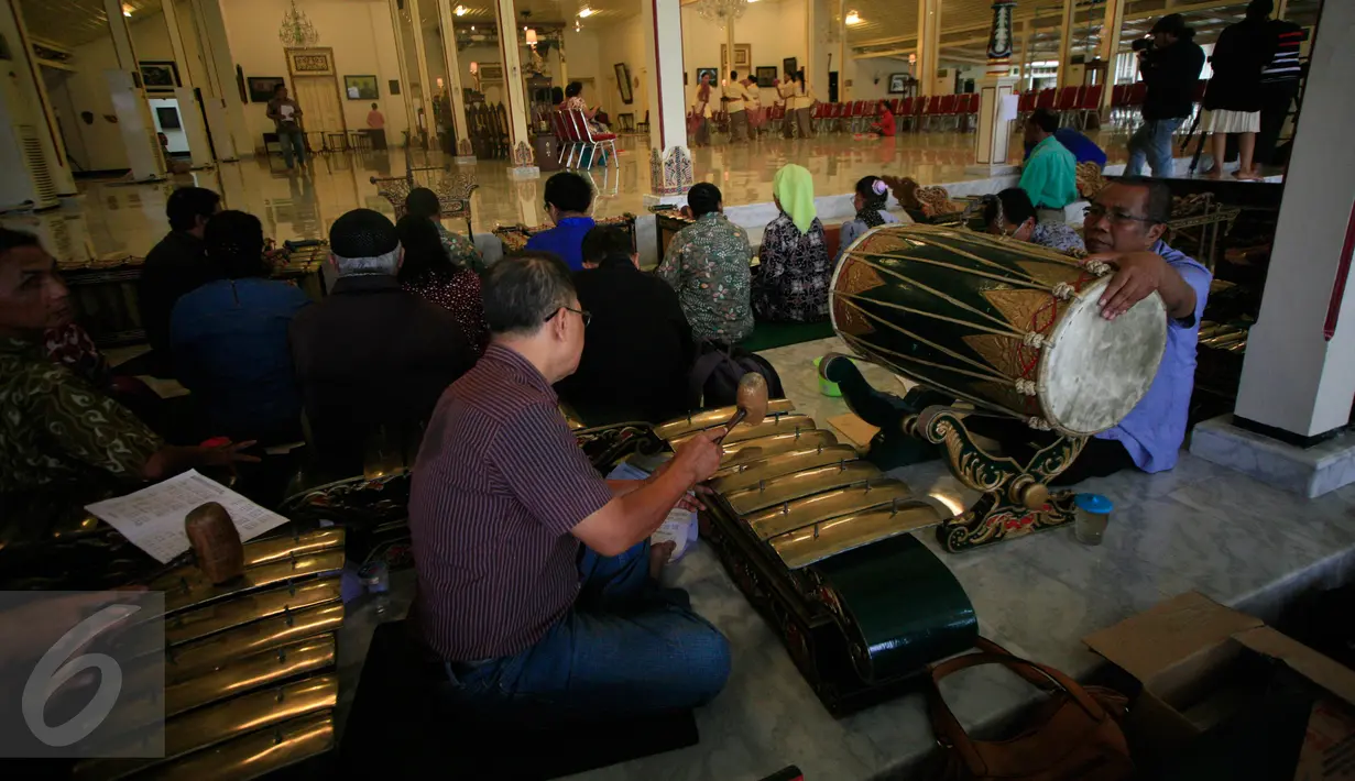 Penari dan penabuh gamelan berlatih tarian Bedhaya Angron Agung untuk pelaksanaan prosesi jumenengan atau penobatan Paku Alam X, DI Yogyakarta, Selasa (5/1). Jumenengan KBPH Prabu Suryodilogo menjadi KGPAA Paku Alam X digelar pada 7 Januari (Boy Harjanto)