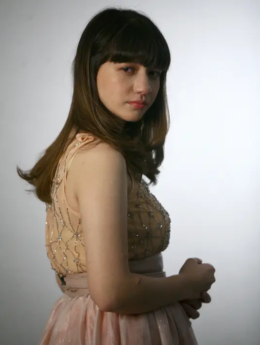 Pemeran dalam film Ada Cinta Di SMA itu mewakili sosok Harmonica Medlina dalam novel Reverse karya Silvarani. Dalam cerita tersebut, ia digambarkan sebagai cewek pecemburu.  Meski tiga novel, tapi memiliki benang merah sama. (Nurwahyunan/Bintang.com)