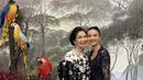 Raline Shah hadir mengenakan kebaya brokat berpayet warna navy dipadukan bawahan kain coklat batik. Ia hadir bersama ibunda tercinta yang mengenakan blouse hitam motif bunga. [@ralineshah]