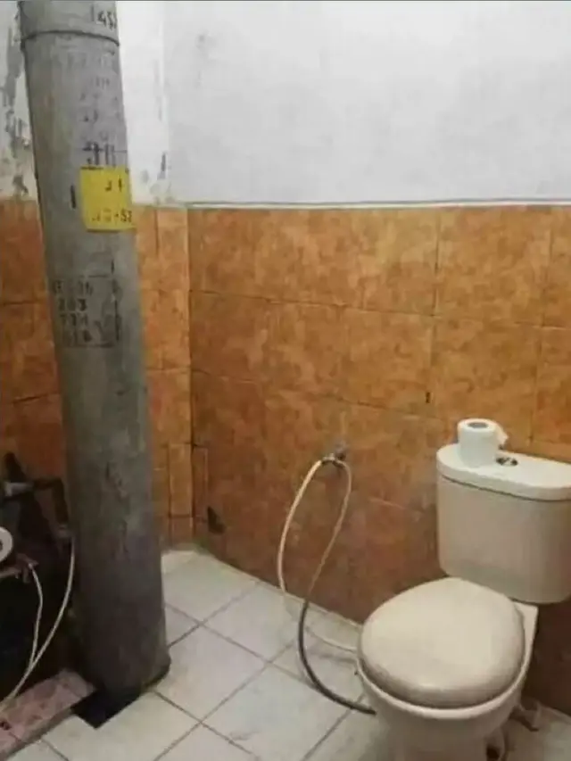 6 Potret Bangunan Terhalang Tiang Ini Bikin Bingung, Menyatu dengan Rumah