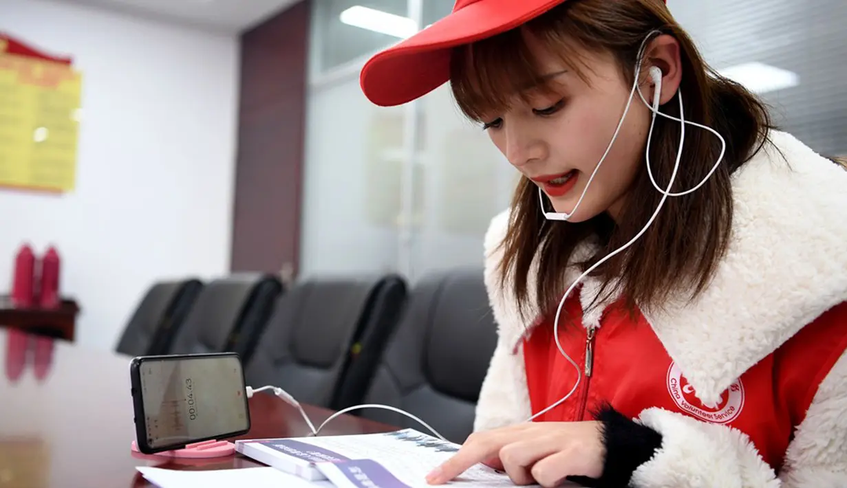 Relawan masyarakat Wang Shujia membuat dokumen audio untuk menyiarkan langkah pencegahan epidemi di Hefei, China (5/3/2020). Wang Shujia, seorang mahasiswi, ambil bagian dalam tim relawan masyarakat di Hefei untuk membantu mencegah dan mengendalikan epidemi virus corona. (Xinhua/Liu Junxi)