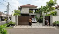 7 Model Gerbang dengan Motif Garis Vertikal, Tren Fasad yang Masih Digemari
