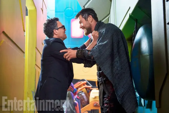 Bruce Banner alias Hulk (Mark Ruffalo) dan Thor (Chris Hemsworth) di Thor Ragnarok. (Entertainment Weekly)