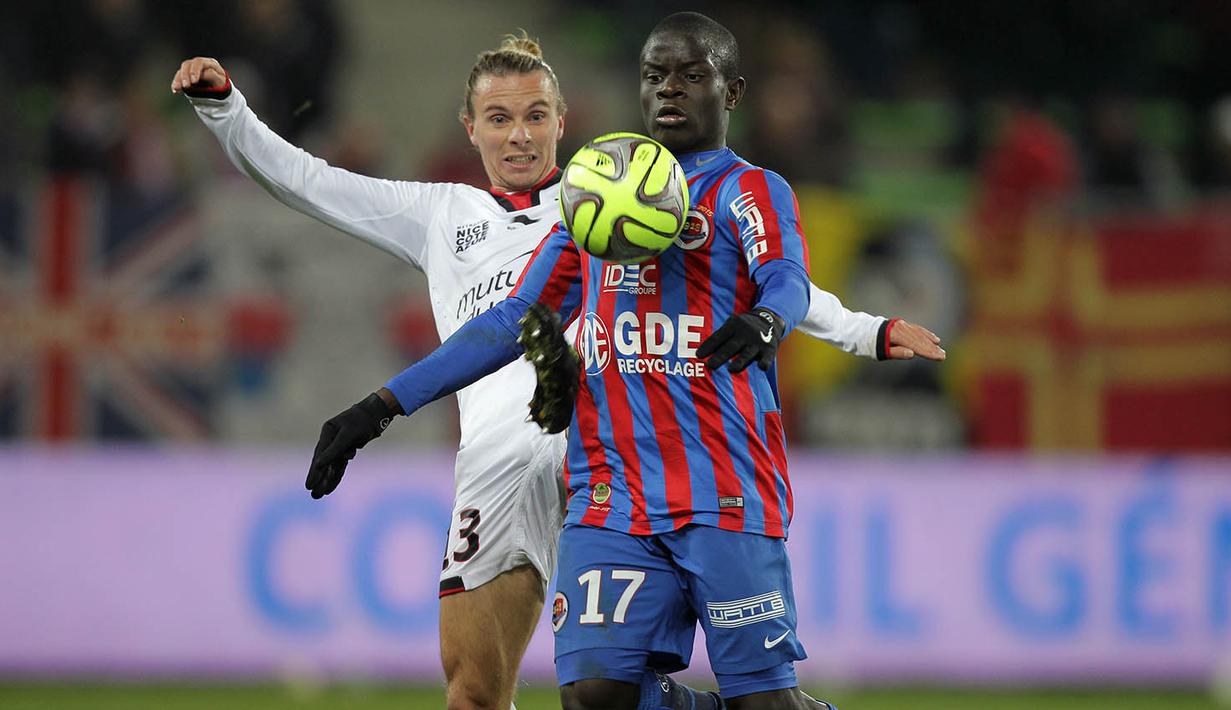 Bakatnya sebagai gelandang bertahan menarik perhatian pelatih Leicester, Claudio Ranieri. Alhasil, Kante diboyong ke Inggris dengan nilai transfer delapan juta poundsterling. (AFP/Charly Triballeau)