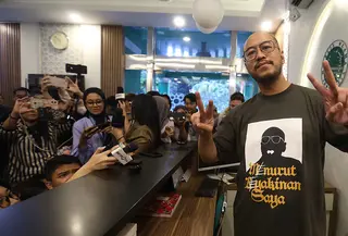 Komika, Pandji Pragiwaksono berpose saat usai menjawab pertanyaan pewarta di Gedung Majelis Ulama Indonesia (MUI), Jakarta, Selasa (3/2/2026). Komika, Pandji Pragiwaksono bertandang ke Majelis Ulama Indonesia (MUI). (Kapanlagi.com/Budy Santoso)
