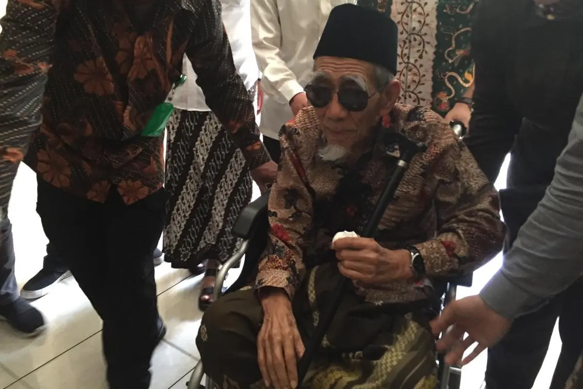 Ketua Majelis Syariah Partai Persatuan Pembangunan (PPP) KH Maimoen Zubair Mendatangi Kantor DPP PPP di Jakarta, Sabtu (16/3/2019). (Foto: Merdeka.com)