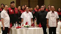Ketua Umum PBVSI, Imam Sudjarwo (tengah kanan) dan Menpora Dito Ariotedjo&nbsp;menyanyikan lagu Indonesia Raya saat Penyambutan Timnas Voli Indonesia untuk SEA Games 2023 Kamboja dan Perkenalan Pengurus Pusat PBVSI masa Bakti Tahun 2023-2027 yang berlangsung di Hotel Sultan, Jakarta, Rabu (24/05/2023). (Bola.com/Bagaskara Lazuardi)