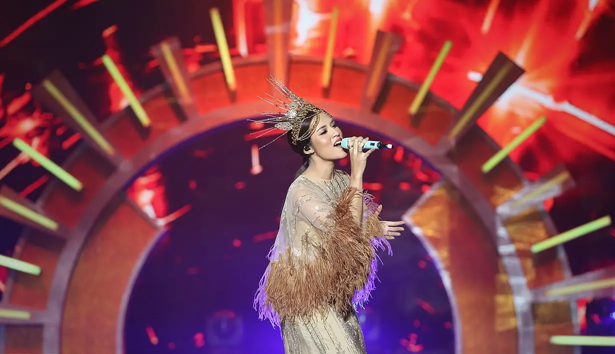 Penampilan Raisa saat hadir dalam acara malam puncak HUT SCTV ke-27 di Hall D JIExpo Kemayoran pada (24/8) malam. Raisa tampil begitu luar biasa dan mendapat sambutan hangat dari para penonton yang hadir. (Bambang E Ros/Bintang.com)