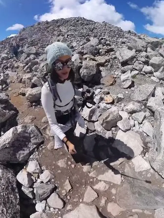 Dikelilingi Gunung Es, Ini 7 Potret Della Dartyan Sampai di Everest Base Camp