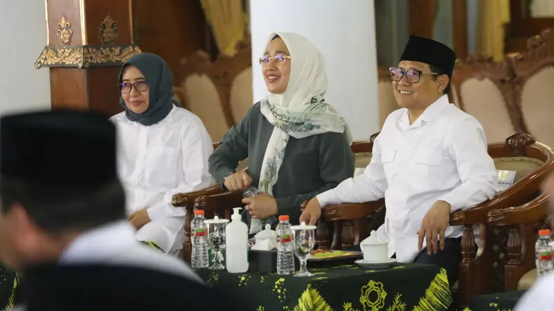 Ketua Umum Partai Kebangkitan Bangsa (PKB) Abdul Muhaimin Iskandar alias Cak Imin menyerahkan ratusan ribu benih ikan berbagai jenis kepada kelompok nelayan dan pembudidaya ikan yang ada di Kabupaten Blitar, Jawa Timur.