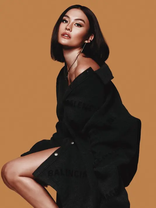 Penampilan feminin Agnez Mo ini pernah sangat menarik perhatian. Dengan oversized t-shirt hitam yang dikenakan sehingga memperlihatkan bagian pundak dan pahanya, Agnez Mo terlihat luar biasa memakai bold makeup dan rambut bob sebahu yang lurus. Foto: Instagram.