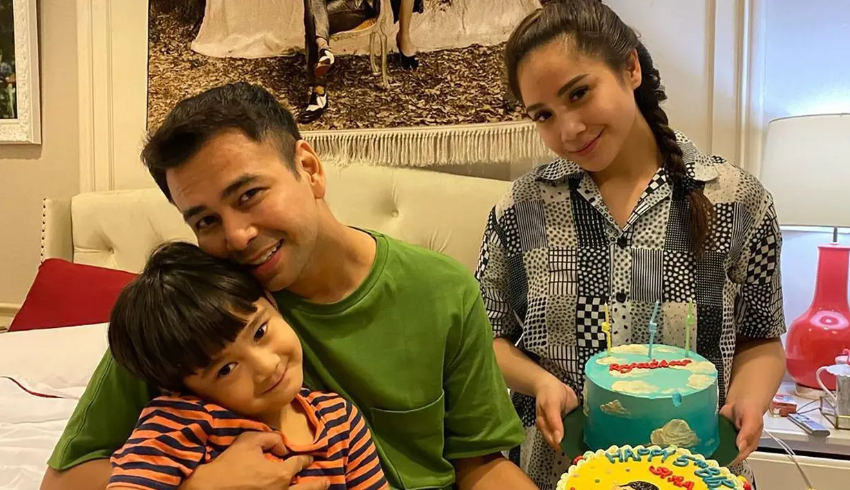 "Aku tuh enggak pernah mau sebisa mungkin enggak mau maksa. Rafathar kalau enggak mau syuting aku tuh enggak pernah mau dia itu merasa terpaksa. Kalau aku pribadi penginnya mengajarkan Rafathar dia punya hak akan dirinya sendiri," ungkap Nagita. (Instagram/raffinagta1717)