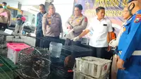 Sejumlah satwa langka yang akan diselundupkan diamankan di Polda Jatim. (Dian Kurniawan/Liputan6.com)