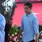 Calon presiden dengan nomor urut 2, Prabowo Subianto (kiri) menyapa Ketua Komisi Pemilihan Umum Hasyim Asyari saat berjalan bersama pasangannya Gibran Rakabuming Raka, (kanan) setibanya untuk menghadiri "Deklarasi Kampanye Pemilu Damai" di Gedung Komisi Pemilihan Umum (KPU), Jakarta, Senin, 27 November 2023. (AP Photo/Tatan Syuflana)