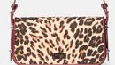 Olivia ini pun tampil membawa Liv Shoulder Bag motif leopard dari Kate Spade. 
[KateSpade]