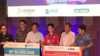 Kevin Sanjaya (ketiga dari kanan) menerima bonus dari Djarum Foundation menyusul keberhasilan menjuarai All England 2017. (Liputan6.com/Risa Rahayu Kosasih)