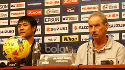Ekspresi serius Pelatih Timnas Indonesia, Alfred Riedl (kanan) dan Pelatih Vietnam Nguyen Huu (kiri) saat mengikuti jumpa pers jelang leg kedua semifinal AFF Suzuki Cup 2016 di Vietnam, (06/12/2016). (Bola.com/Peksi Cahyo)