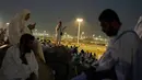 Umat Muslim berdoa di puncak bukit berbatu yang dikenal sebagai Jabal Rahmah atau Gunung Rahmat, di Dataran Arafah, selama ibadah haji tahunan di dekat kota suci Mekah, Arab Saudi, Selasa 26 Mei 2026. (AP Photo/Altaf Qadri)