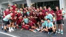 Sejumlah pemain, pelatih, dan instruktur Timnas Indonesia U-20 berfoto bersama setelah latihan fisik di GBK Empire Fit Club, Senayan, Jakarta, Rabu (15/05/2024). (Bola.com/Bagaskara Lazuardi)