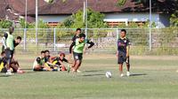 Mitra Kukar berlatih penalti di Lapangan Gelora Samudra, Kuta, satu hari jelang pertandingan melawan Arema Cronus. (Bola.com/Rizky Hidayat)