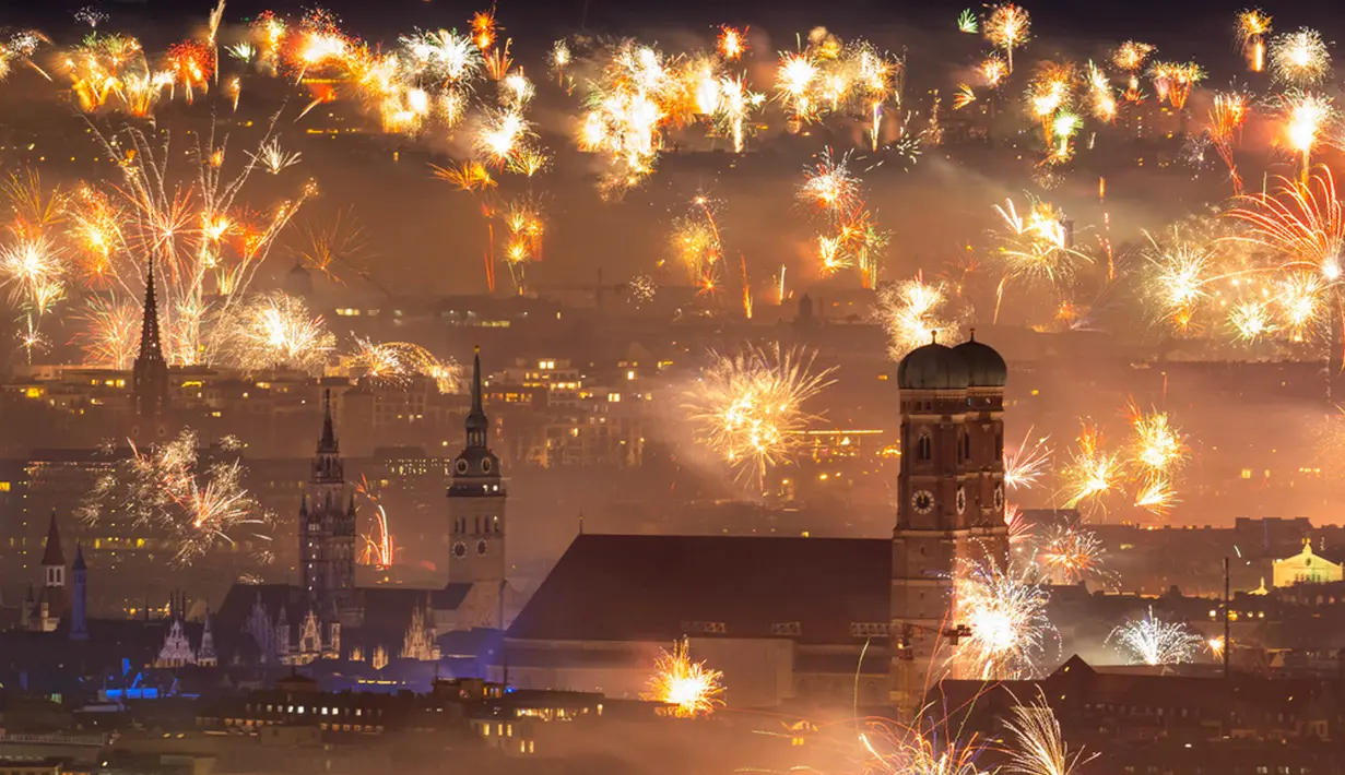 Kembang api menerangi langit di atas Munich, Jerman, Senin (1/1/2024). (Lennart Preiss/dpa via AP)