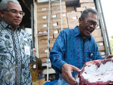 Direktur Utama Bulog Djarot Kusumayakti (tengah) mengecek daging sapi beku yang baru tiba di Gudang Bulog, Jakarta Utara, Kamis (9/6). Perum Bulog hari ini menerima kedatangan daging sapi beku sebanyak 300 ton asal Australia. (Liputan6.com/Faizal Fanani)