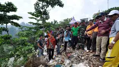 Wagub DKI, Djarot (kedua dari kiri) mengunjungi TPS sementara di Pejaten Timur, Jakarta, Minggu (21/12/2014). (Liputan6.com/Miftahul Hayat)