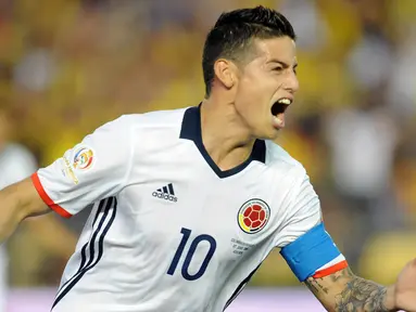 Penyerang Kolombia, James Rodriguez melakukan selebrasi usai mencetak gol kegawang Paraguay di penyisihan Copa America Centenario 2016 di Stadion Rose Bowl, AS (8/6). Kolombia menang atas Paraguay dengan skor 2-1. (Vasquez-USA TODAY Sports)