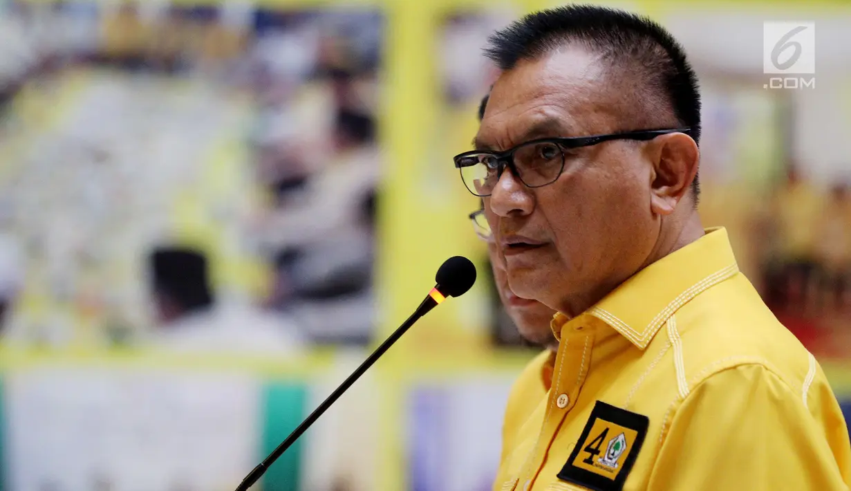 Sekjen Partai Golkar Lodewijk Friedrich Paulus memberikan keterangan pers terkait Kader Partai Golkar yang mendeklarasikan dukungan Partai Golkar kepada Pencapresan Prabowo-Sandiaga Uno, Jakarta, Rabu (3/10). (Liputan6.com/Johan Tallo)