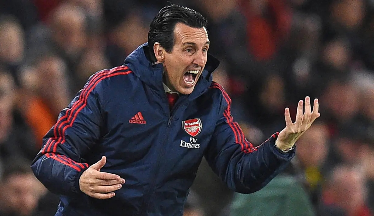 Pelatih Arsenal, Unai Emery, memberikan instruksi saat melawan Sheffield United pada laga Premier League di Stadion Bramall Lane, Sheffield, Senin (21/10). Sheffield menang 1-0 atas Arsenal. (AFP/Oli Scarff)