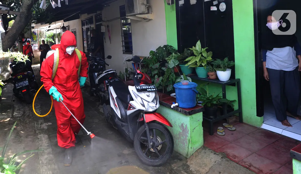 Petugas menyemprot disinfektan ke rumah warga di kawasan RW 015, Srengseng Sawah, Jakarta, Sabtu (26/12/20220). Setiap harinya, petugas Damkar ini berkeliling memenuhi permintaan warga untuk menyemprotkan disinfektan guna memutus penyebaran Covid-19. (merdeka.com/Arie Basuki)