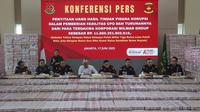 Kepala Pusat Penerangan Hukum (Kapuspenkum) Kejaksaan Agung (Kejagung) Harli Siregar (keempat kiri atau baju putih) bersama para direktur dan kepala bagian terkait memberi keterangan tentang penyitaan uang hasil tindak pidana korupsi dalam pemberian fasilitas ekspor minyak sawit mentah (CPO) dan turunannya dari para terdakwa korporasi Wilmar Group di Gedung Bundar Kejaksaan Agung, Jakarta, Selasa (17/6/2025). (merdeka.com/Arie Basuki)