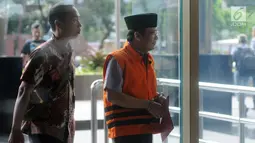 Wakil Ketua DPR Bidang Keuangan nonaktif Taufik Kurniawan (kanan) tiba di Gedung KPK, Jakarta, Selasa (5/3). KPK memeriksa Taufik Kurniawan untuk melengkapai berkas terkait dugaan suap DAK Kebumen TA 2016. (merdeka.com/Dwi Narwoko)