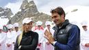 Petenis Swiss, Roger Federer (kanan) bercanda bersama pemain ski AS, Lindsey Vonn, saat hadir di promosi gletser Aletsch, Jungfraujoch, (17/7/2014). (REUTERS/Denis Balibouse)