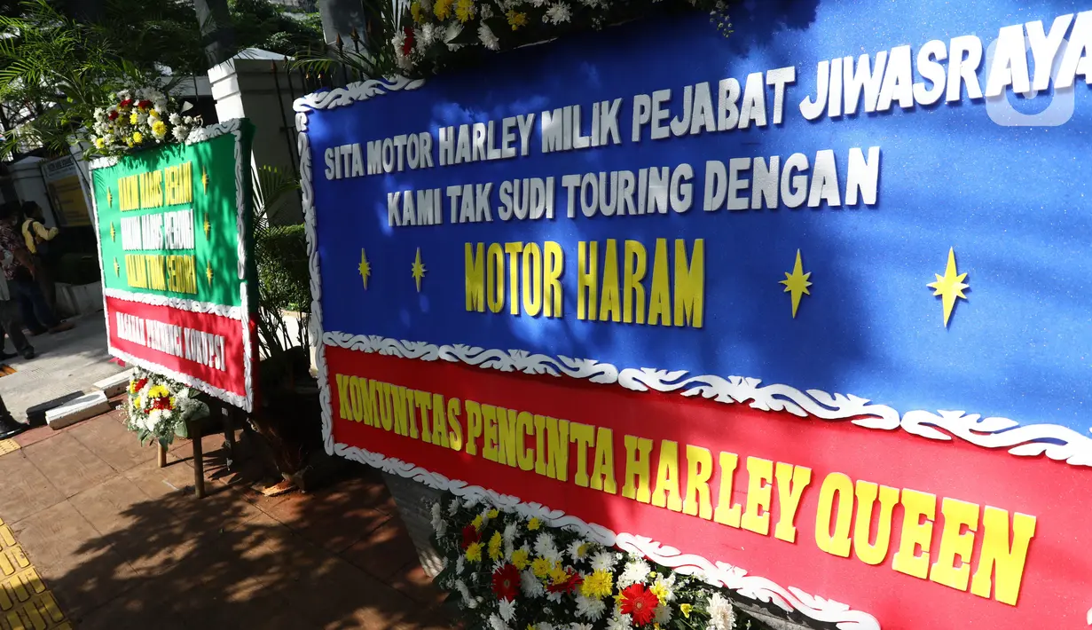 Sejumlah karangan bunga terpajang di depan Pengadilan Negeri Jakarta Pusat, Senin (12/10/2020). Karangan bunga yang mengharapkan keadilan tersebut berjejer menjelang sidang vonis terdakwa kasus dugaan korupsi di PT Asuransi Jiwasraya (Persero). (Liputan6.com/Angga Yuniar)