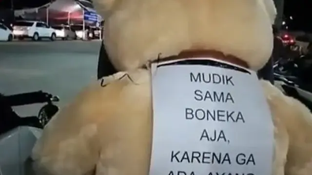 Kocak, Pemuda Ini Mudik Sambil Bawa Boneka karena Tak Punya Pacar