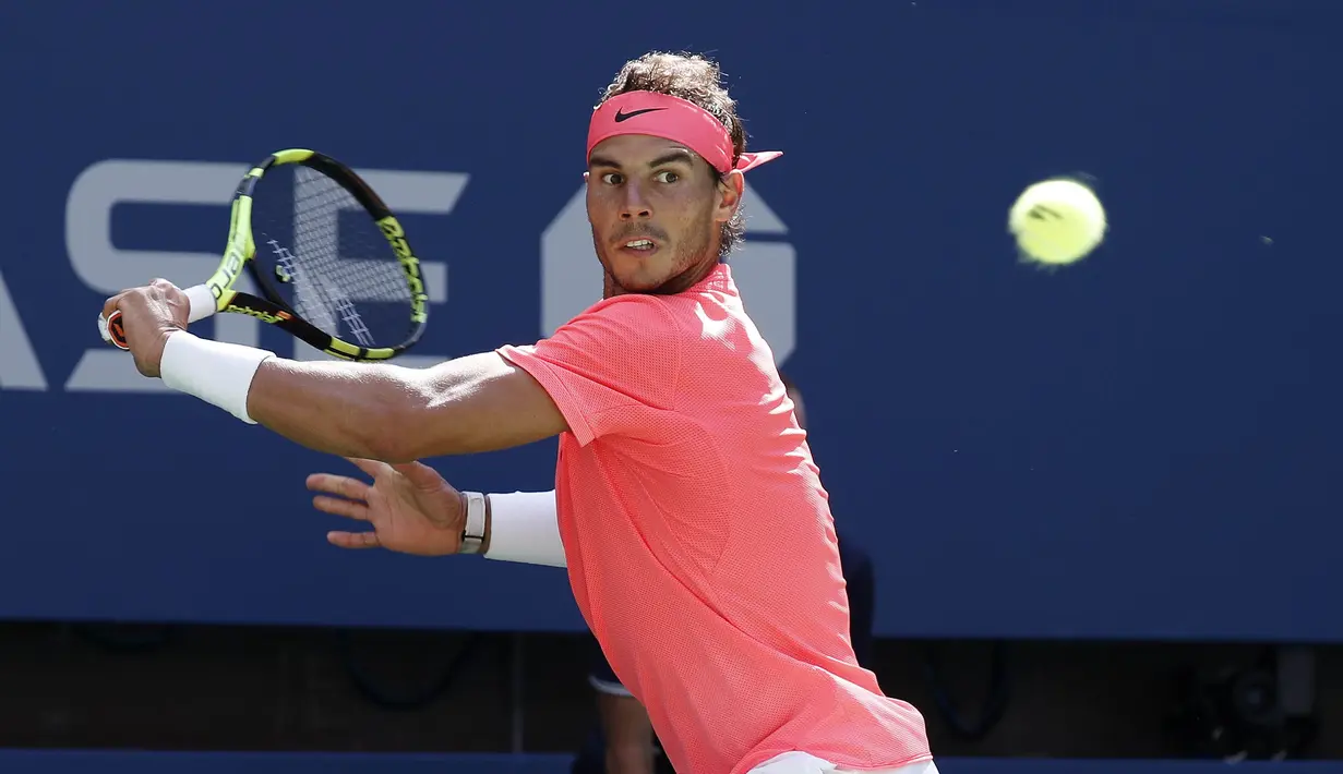 Petenis Spanyol, Rafael Nadal, mengembalikan bola saat bertanding melawan petenis Ukraina, Alexandr Dolgopolov, pada turnamen AS Terbuka 2017 di New York, Senin (4/9/2017). Nadal menang 6-2, 6-4, 6-1 atas Alexandr Dolgopolov. (AP/Julie Jacobson)