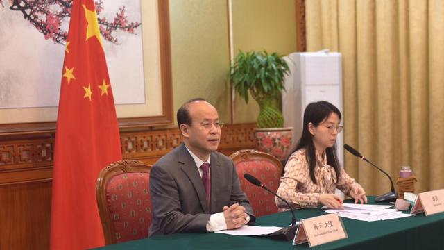 Duta Besar China untuk Indonesia, Xiao Qian (kiri) saat menghadiri konferensi pers virtual yang digelar pada Rabu (24/6/2020). (Photo Credit: Liputan6.com/Kedutaan Besar China untuk Indonesia)