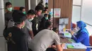 Para pemain mengisi formulir sebelum menjalani pemeriksaan kesehatan di RS Sari Mulia Banjarmasin.(Dokumentasi Barito Putra/Gatot Susetyo)