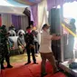 Satpol PP Kota Depok menyegel lokasi hiburan pada acara hajatan warga di Kecamatan Cipayung. (Foto: Istimewa).
