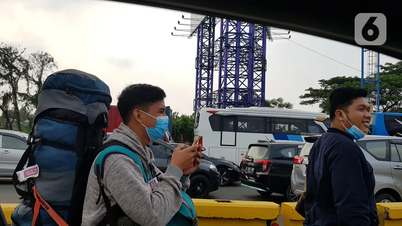 Penumpang Pesawat Jalan ke Bandara