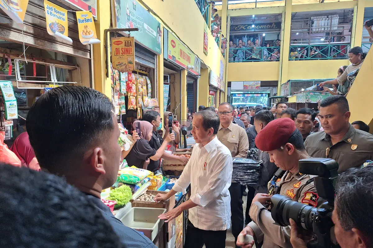 Presiden Joko Widodo atau Jokowi blusukan ke Pasar Soponyono, Surabaya, Jawa Timur, Jumat (6/9/2024).