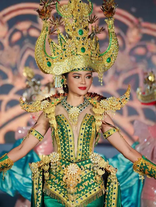 Farhana akan mengenakan kostum nasional bertemakan The Royal Siger Splendor: A Majestic Tribute to Lampung's Heritage yang didominasi warna hijau keemasan. [@farhanariswari]