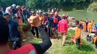 Jasad pembina santri yang tenggelam di sungai Cianten Bogor ditemukan tim SAR. (Liputan6.com/Achmad Sudarno)
