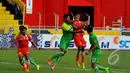 Duel udara terjadi di laga SCM Cup antara  Persija Jakarta kontra Persebaya Surabaya yang berakhir imbang 1-1 di Stadion H Agus Salim, Padang, Senin (19/1/2015). (Liputan6.com/Johan Tallo)