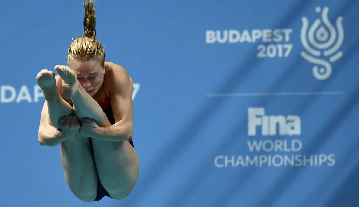 Krysta Palmer dari Amerika Serikat bersaing dalam pertandingan tim 3m/10m selama kompetisi selam di Kejuaraan Dunia FINA 2017 di Budapest, (18/7). (AFP Photo/Christophe Simon)