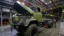 Truk lapis baja KrAZ-6322RA terlihat di Pabrik AutoKrAZ, Kremenchuk, Ukraina, Selasa (14/6). Truk ini juga dapat membawa penumpang dan mengangkut artileri perang. (REUTERS / Valentyn Makarenko)