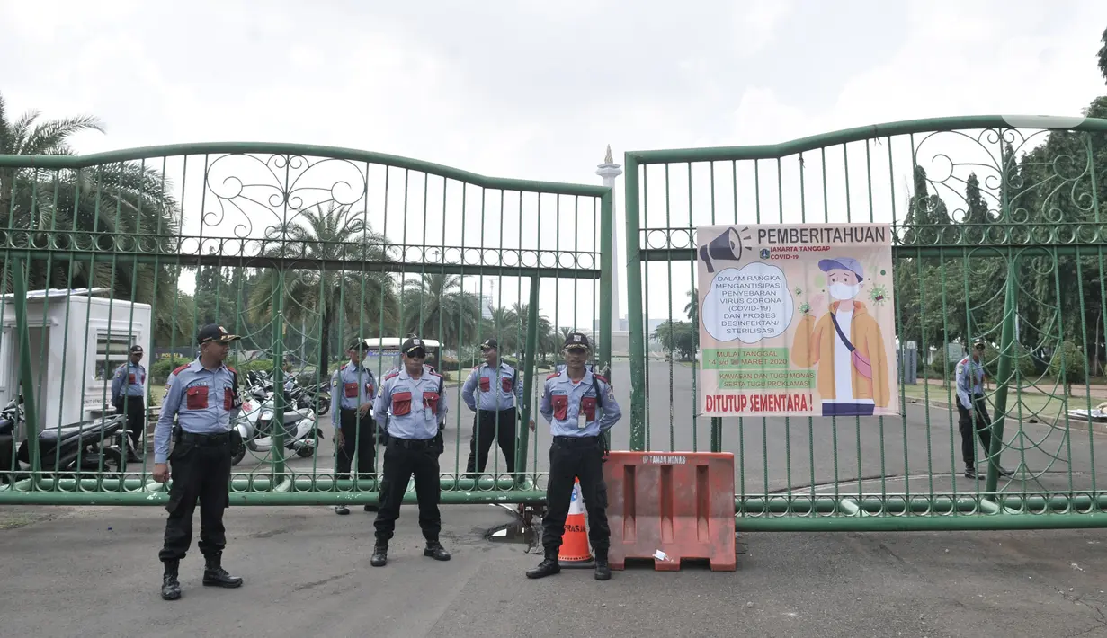 Petugas kemanan berjaga di depan pintu masuk Monas, Jakarta, Minggu (15/3/2020). Gubernur Anies Baswedan menutup tempat wisata di DKI Jakarta seperti Monas, Ragunan, dan museum yang dikelola Pemprov DKI selama dua pekan ke depan guna mencegah penyebaran Covid-19. (merdeka.com/Iqbal S. Nugroho)