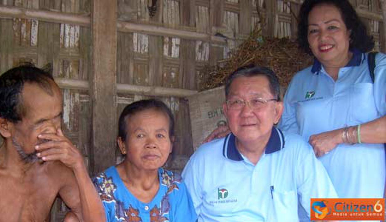 Citizen6, Ponorogo: Liem Ou Yen foto bersama penduduk yang mengalami penyakit cacat mental. (Pengirim: Aprilia)