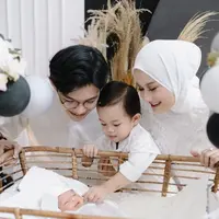 Saat momen Aqiqah, keluarga kecil ini pun tampak kompak mengenakan pakaian serba putih.Credit Instagram/(@dindahw)